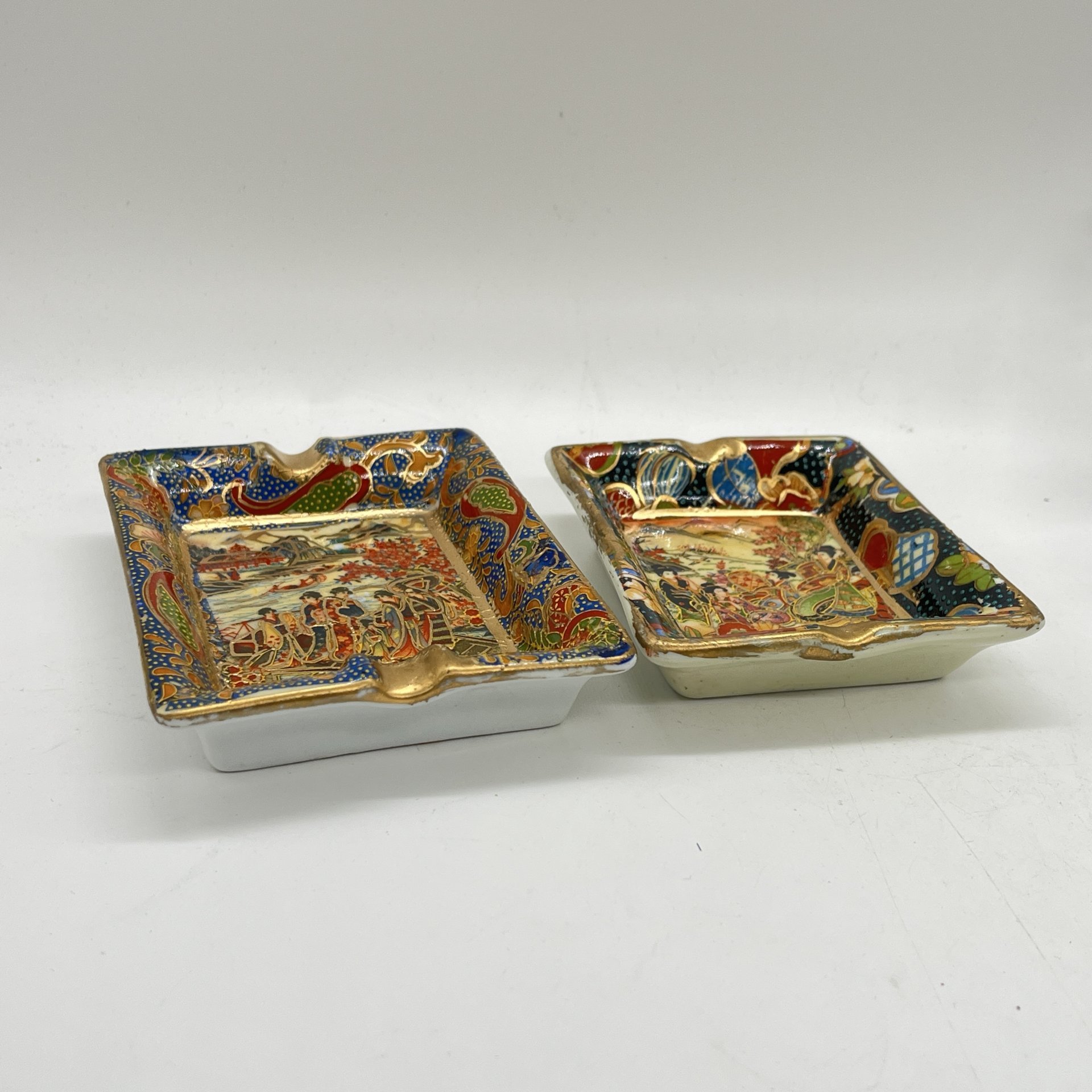 Набор из 2 пепельниц с изображением сцен в  японской стилистике, фарфор, деколь, роспись, золочение, Китай, 1950-1980 гг.