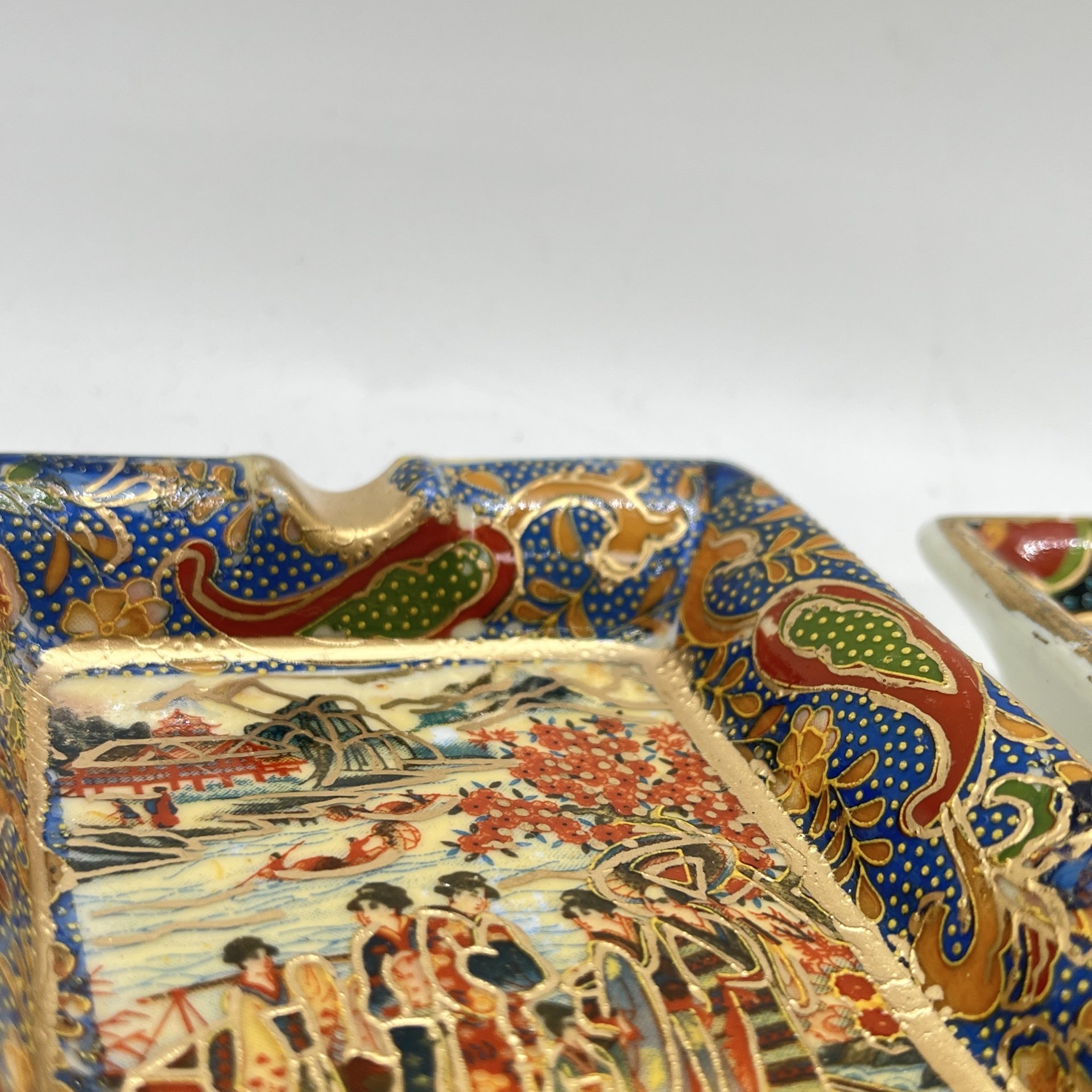 Набор из 2 пепельниц с изображением сцен в  японской стилистике, фарфор, деколь, роспись, золочение, Китай, 1950-1980 гг.