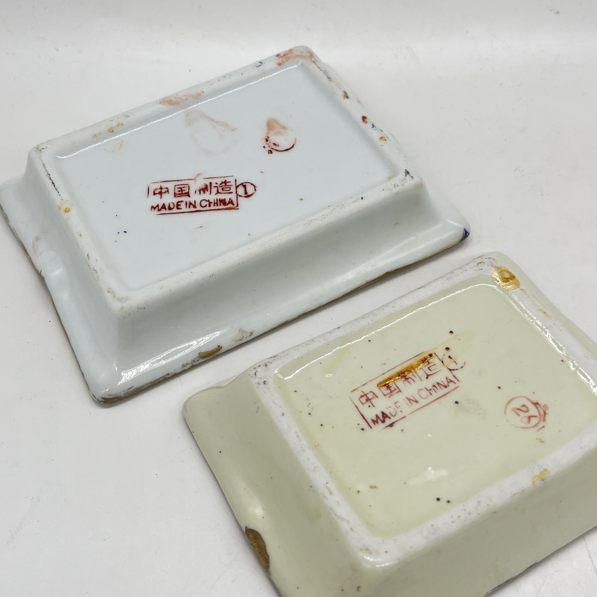 Набор из 2 пепельниц с изображением сцен в  японской стилистике, фарфор, деколь, роспись, золочение, Китай, 1950-1980 гг.