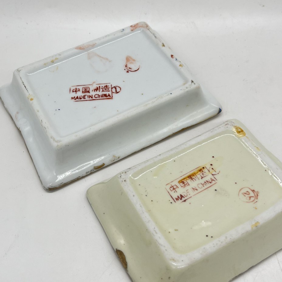 Набор из 2 пепельниц с изображением сцен в  японской стилистике, фарфор, деколь, роспись, золочение, Китай, 1950-1980 гг.