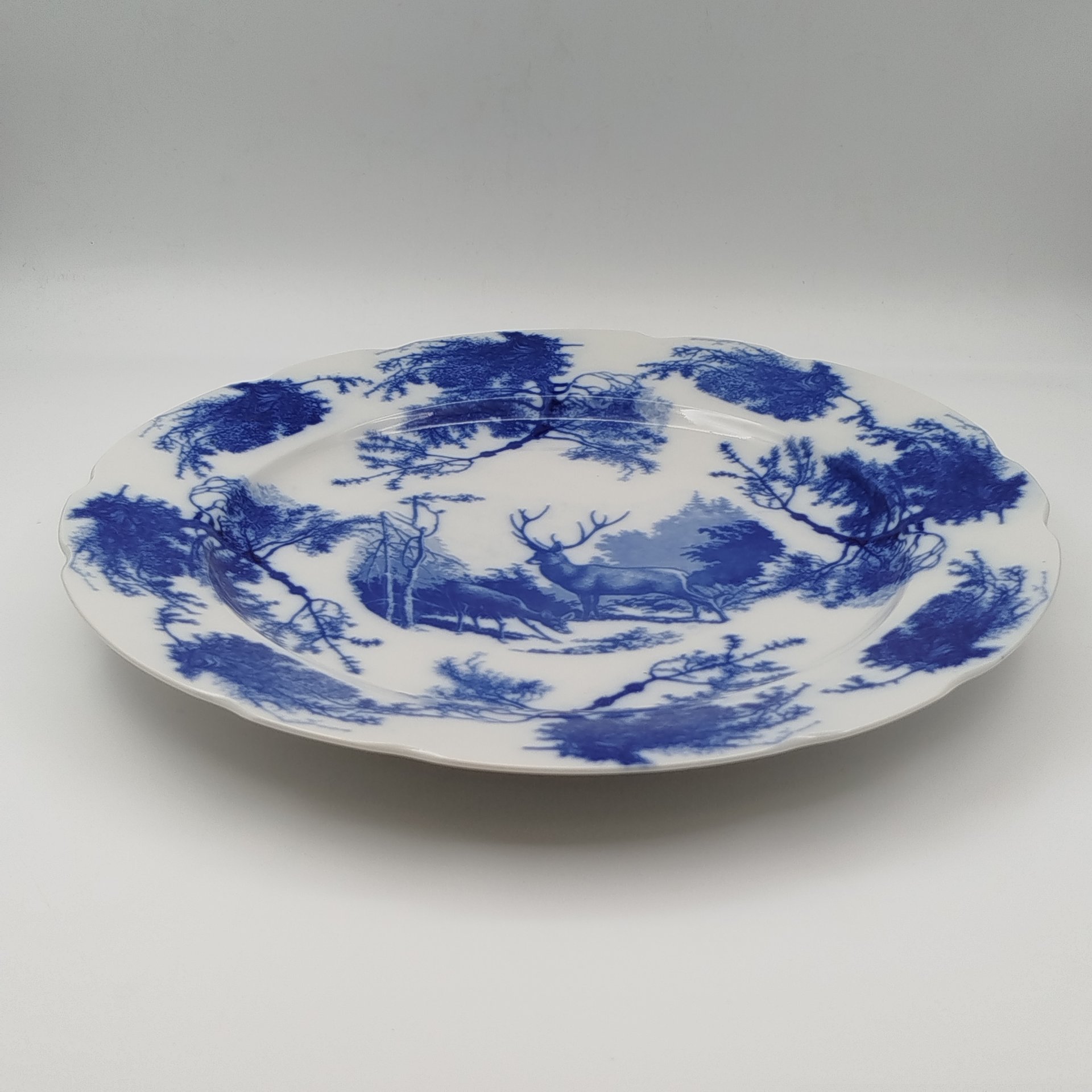 Блюдо декоративное большое "Олени в лесу", фарфор, Дулевский фарфоровый завод (Дулёво), СССР, 1968-1991 гг.