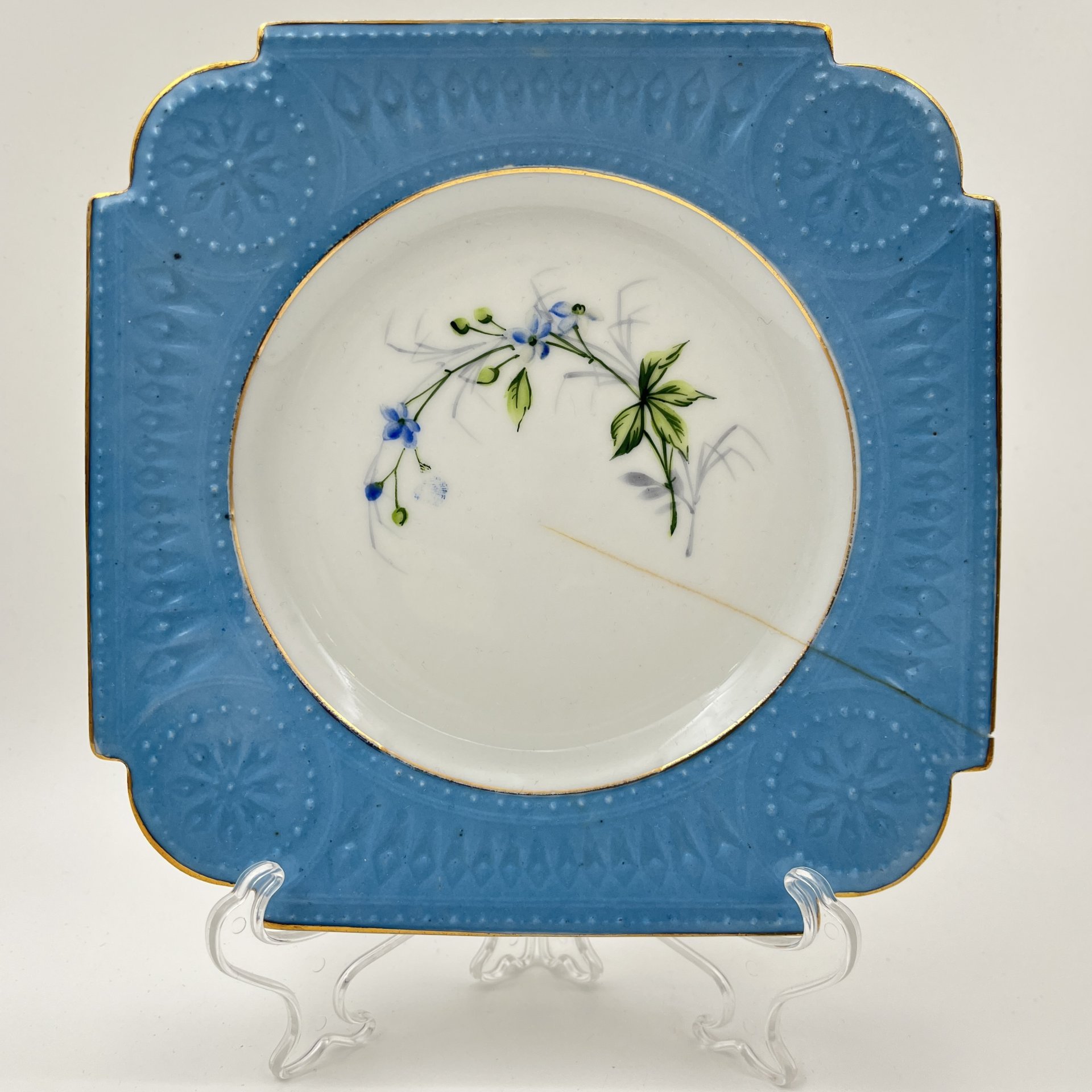 Десертная тарелка квадратной формы, с изображением незабудок, фарфор, крытье, роспись, золочение, Фарфоровая фабрика Гарднера, Российская империя, 1870-1890 гг.