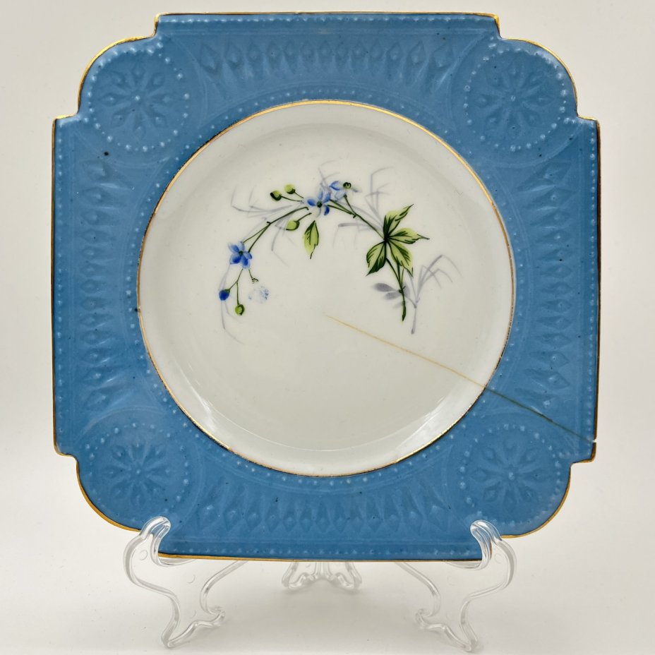 Десертная тарелка квадратной формы, с изображением незабудок, фарфор, крытье, роспись, золочение, Фарфоровая фабрика Гарднера, Российская империя, 1870-1890 гг.