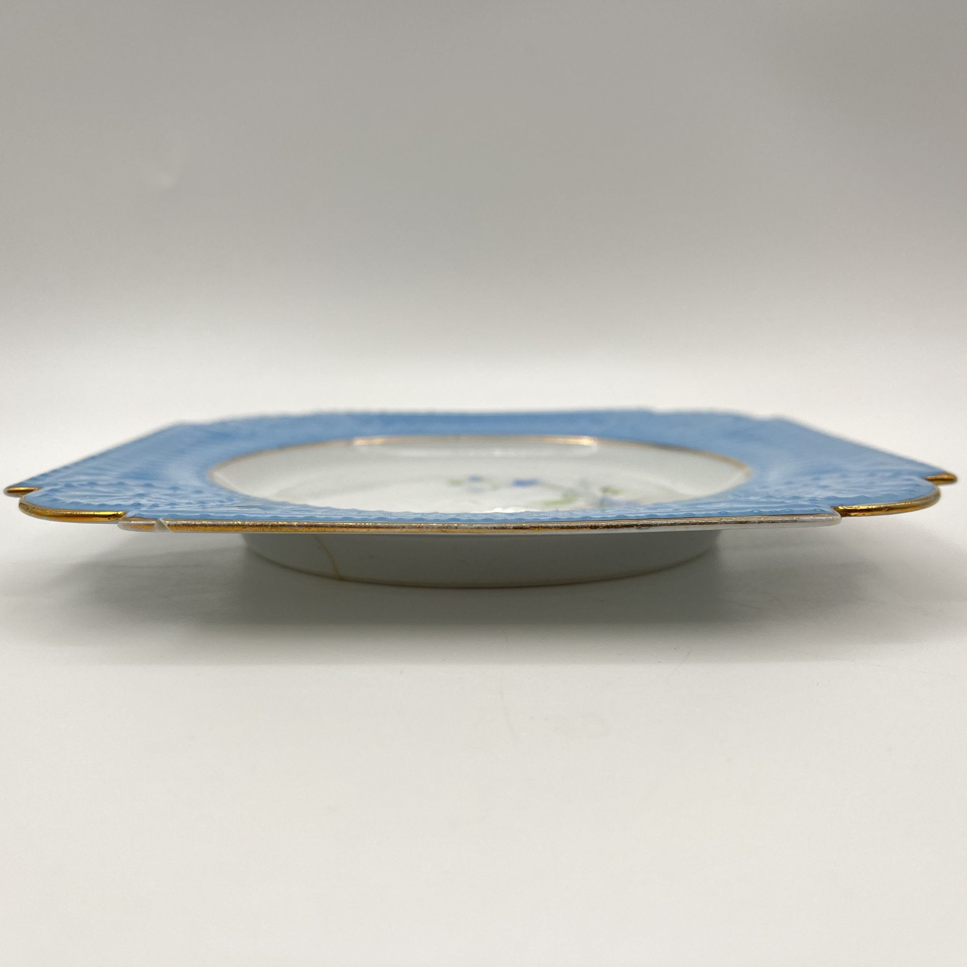 Десертная тарелка квадратной формы, с изображением незабудок, фарфор, крытье, роспись, золочение, Фарфоровая фабрика Гарднера, Российская империя, 1870-1890 гг.