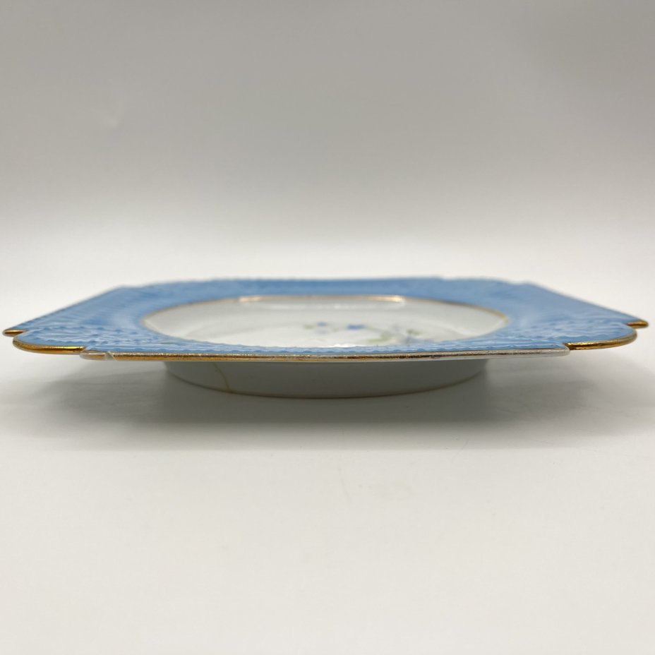 Десертная тарелка квадратной формы, с изображением незабудок, фарфор, крытье, роспись, золочение, Фарфоровая фабрика Гарднера, Российская империя, 1870-1890 гг.