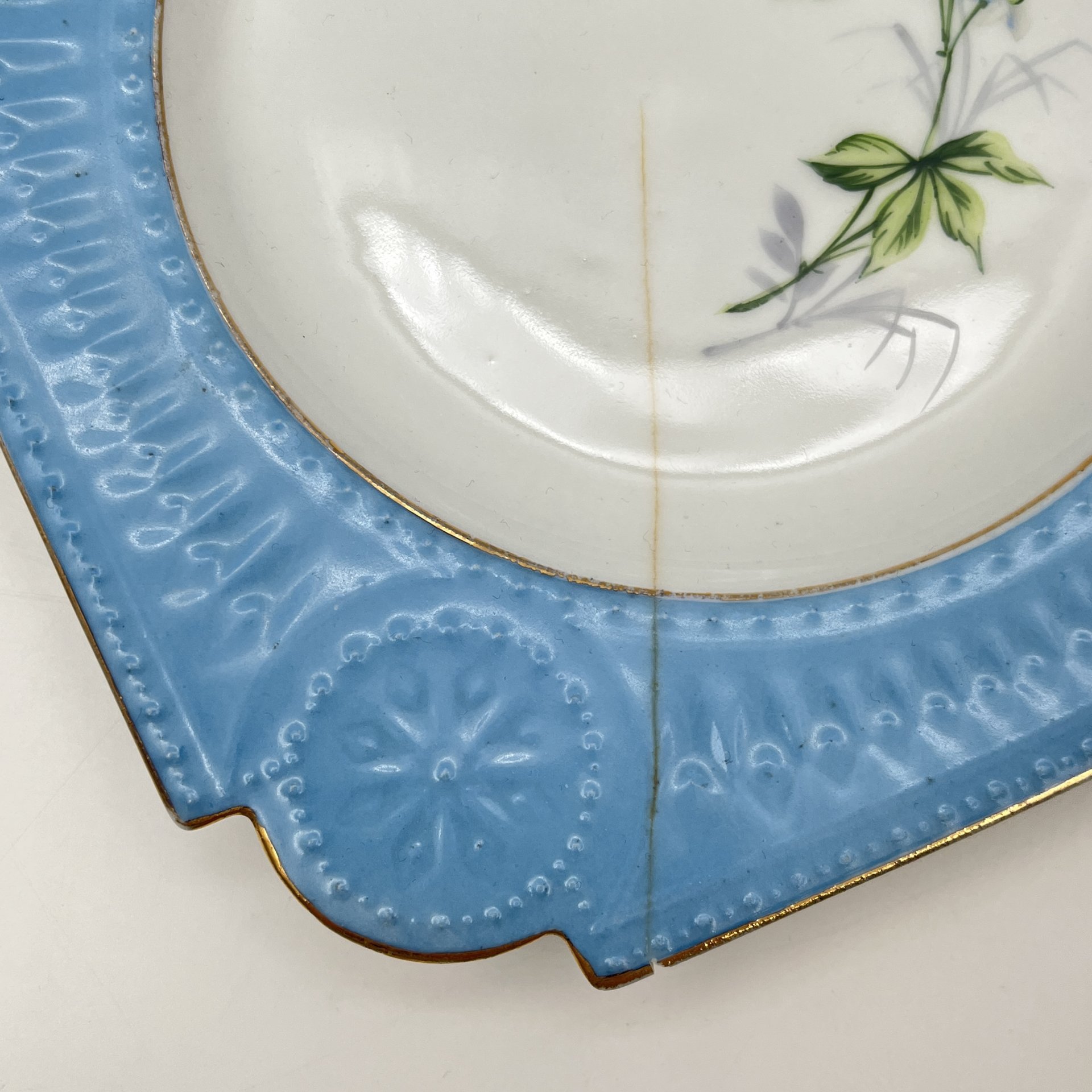 Десертная тарелка квадратной формы, с изображением незабудок, фарфор, крытье, роспись, золочение, Фарфоровая фабрика Гарднера, Российская империя, 1870-1890 гг.