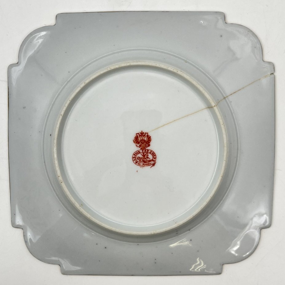 Десертная тарелка квадратной формы, с изображением незабудок, фарфор, крытье, роспись, золочение, Фарфоровая фабрика Гарднера, Российская империя, 1870-1890 гг.