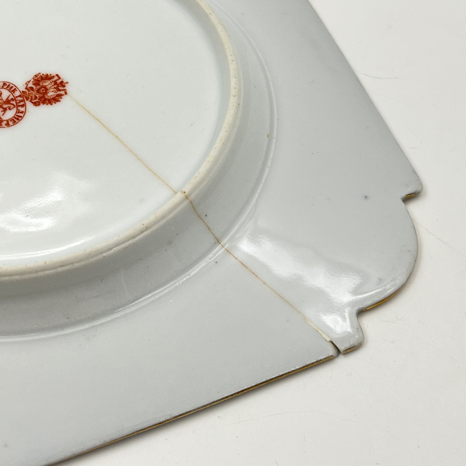 Десертная тарелка квадратной формы, с изображением незабудок, фарфор, крытье, роспись, золочение, Фарфоровая фабрика Гарднера, Российская империя, 1870-1890 гг.