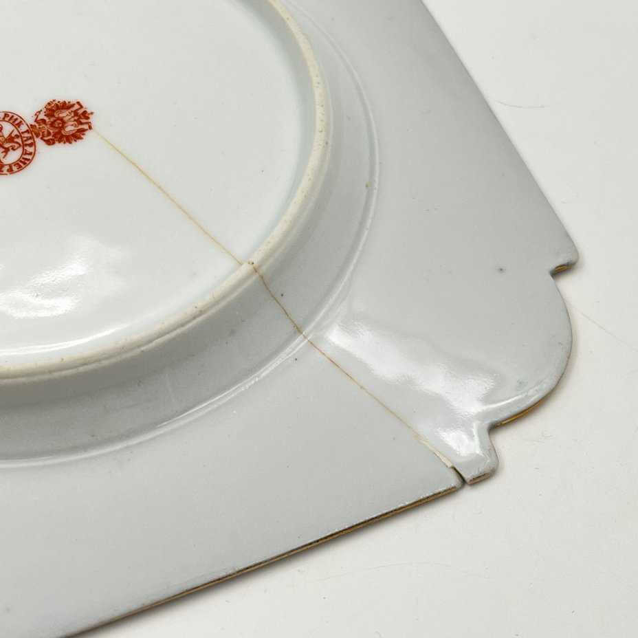 Десертная тарелка квадратной формы, с изображением незабудок, фарфор, крытье, роспись, золочение, Фарфоровая фабрика Гарднера, Российская империя, 1870-1890 гг.