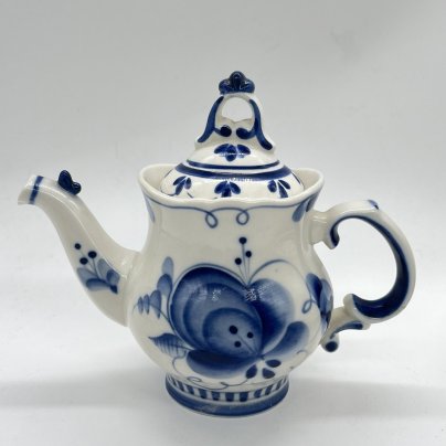 Чайник миниатюрный заварочный с расписным цветочным декором (крышка в подборе), Гжель, фарфор, роспись, Россия, 1990-2010 гг.
