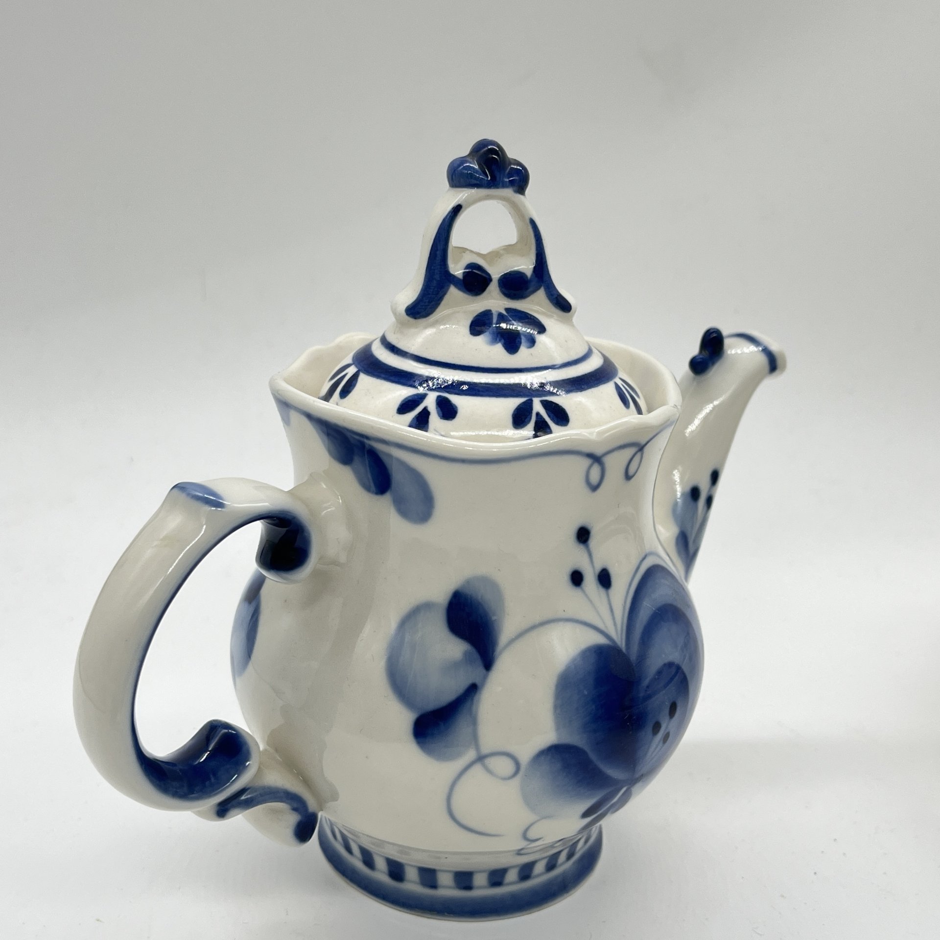 Чайник миниатюрный заварочный с расписным цветочным декором (крышка в подборе), Гжель, фарфор, роспись, Россия, 1990-2010 гг.