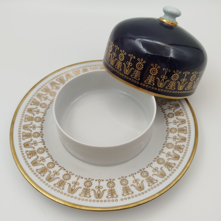 Маслёнка, украшенная цветочным орнаментом, фарфор, крытье, золочение, Graf Von Henneberg Porzellan, 1777 Jlmenau, ГДР, 1977-1990 гг.