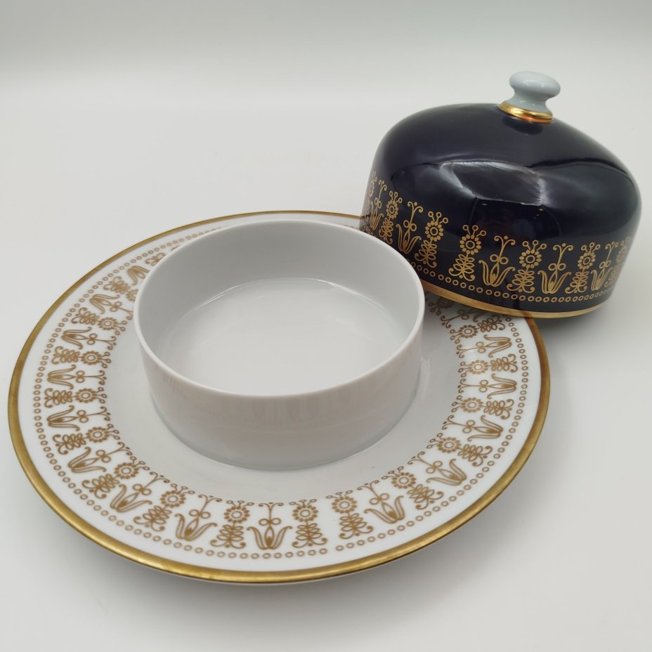 Маслёнка, украшенная цветочным орнаментом, фарфор, крытье, золочение, Graf Von Henneberg Porzellan, 1777 Jlmenau, ГДР, 1977-1990 гг.