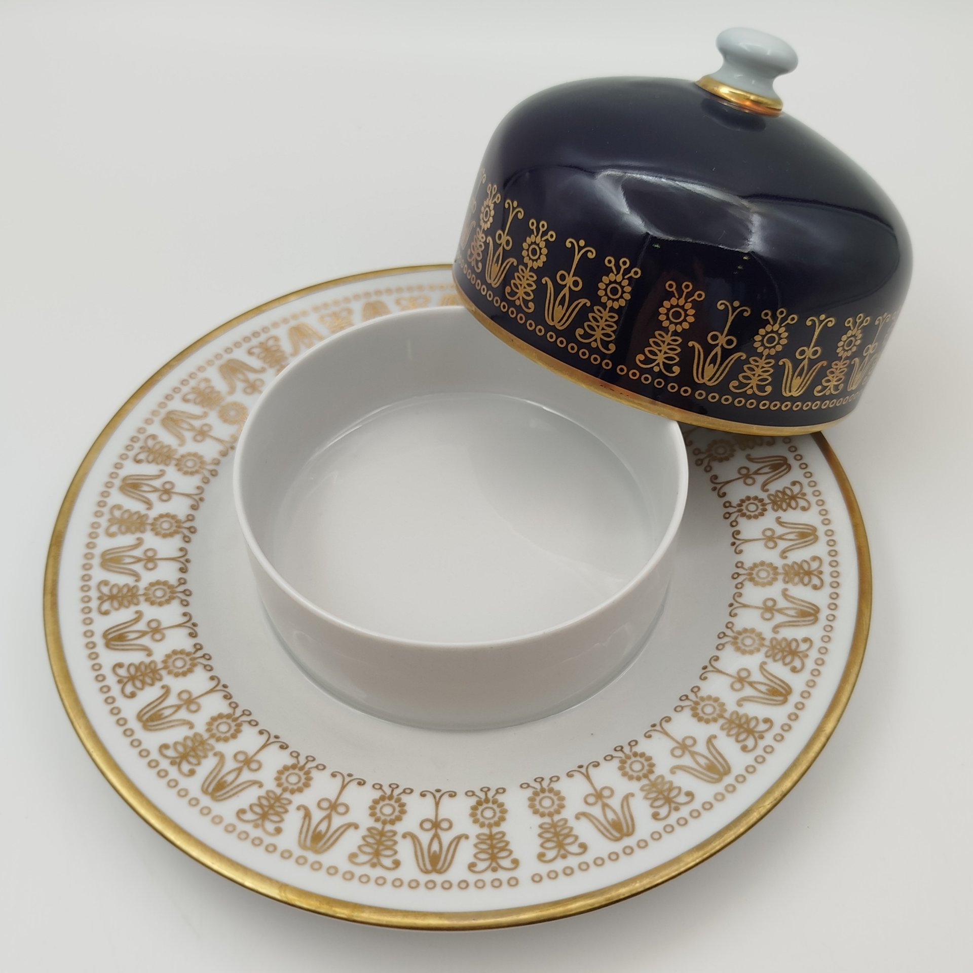 Маслёнка, украшенная цветочным орнаментом, фарфор, крытье, золочение, Graf Von Henneberg Porzellan, 1777 Jlmenau, ГДР, 1977-1990 гг., Graf Von Henneberg Porzellan