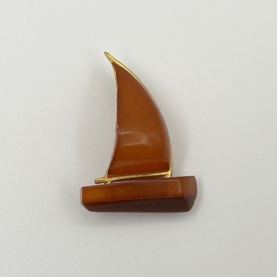 Брошь "Корабль", янтарь, металл, Калининградский янтарный комбинат, СССР, 1960-1990 гг.
