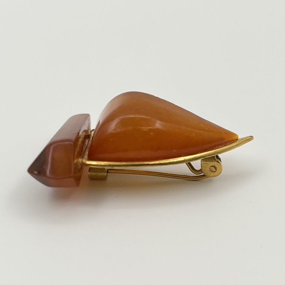 Брошь "Корабль", янтарь, металл, Калининградский янтарный комбинат, СССР, 1960-1990 гг.