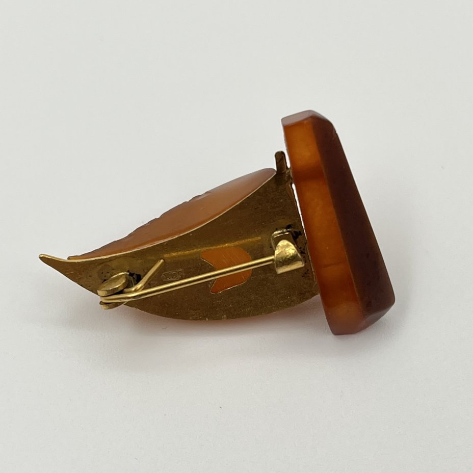 Брошь "Корабль", янтарь, металл, Калининградский янтарный комбинат, СССР, 1960-1990 гг.