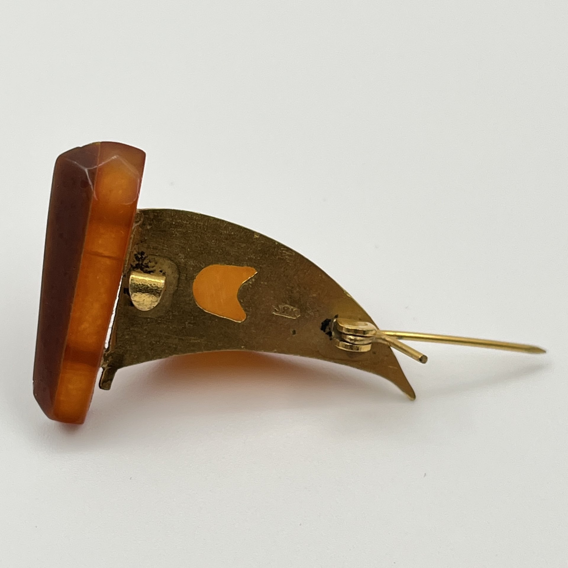 Брошь "Корабль", янтарь, металл, Калининградский янтарный комбинат, СССР, 1960-1990 гг.