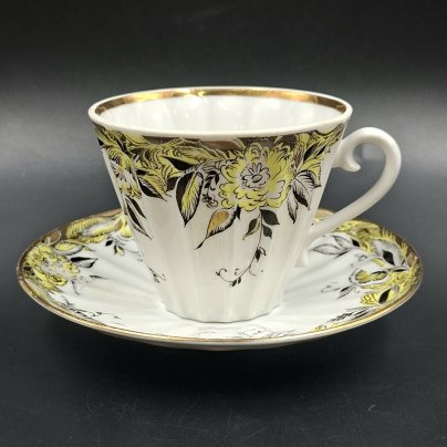 Пара чайная с декором в виде желтых цветов, форма "Лучистая", фарфор, деколь, золочение, Ленинградский фарфоровый завод (ЛФЗ), СССР, 1970-1992 гг.