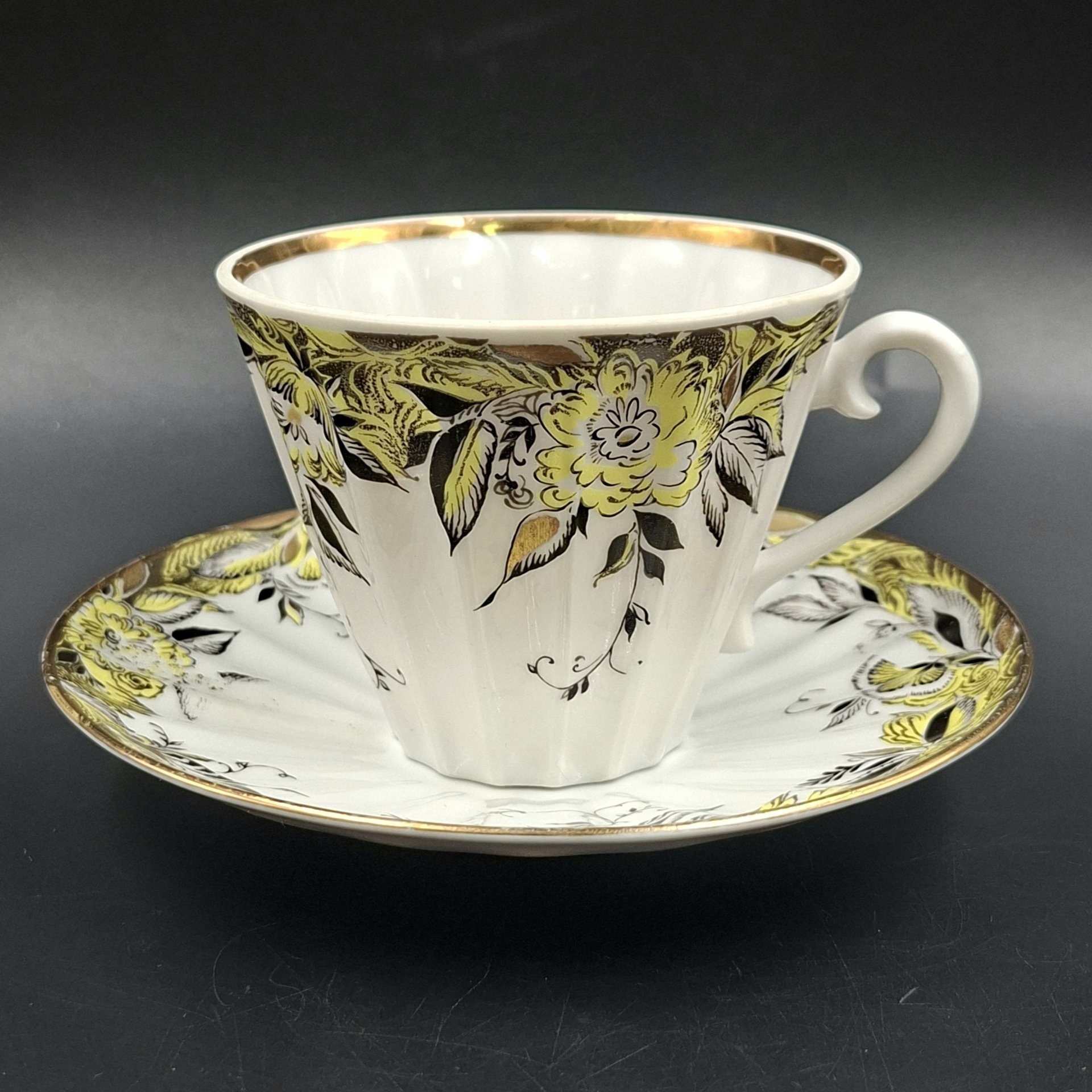 Пара чайная с декором в виде желтых цветов, форма "Лучистая", фарфор, деколь, золочение, Ленинградский фарфоровый завод (ЛФЗ), СССР, 1970-1992 гг.