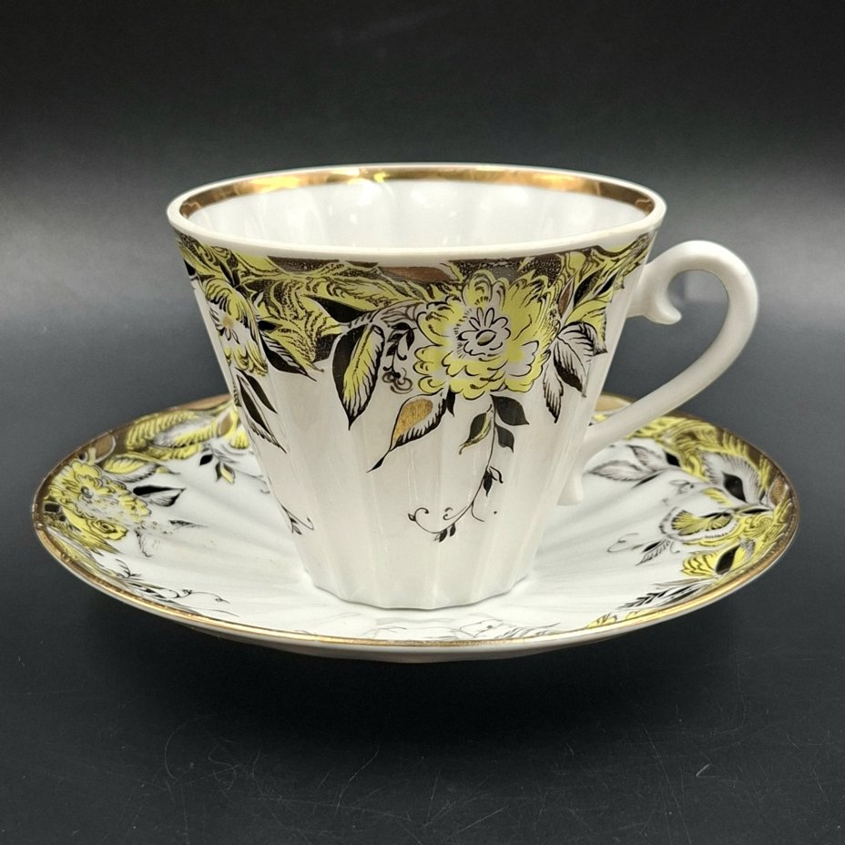 Пара чайная с декором в виде желтых цветов, форма "Лучистая", фарфор, деколь, золочение, Ленинградский фарфоровый завод (ЛФЗ), СССР, 1970-1992 гг.