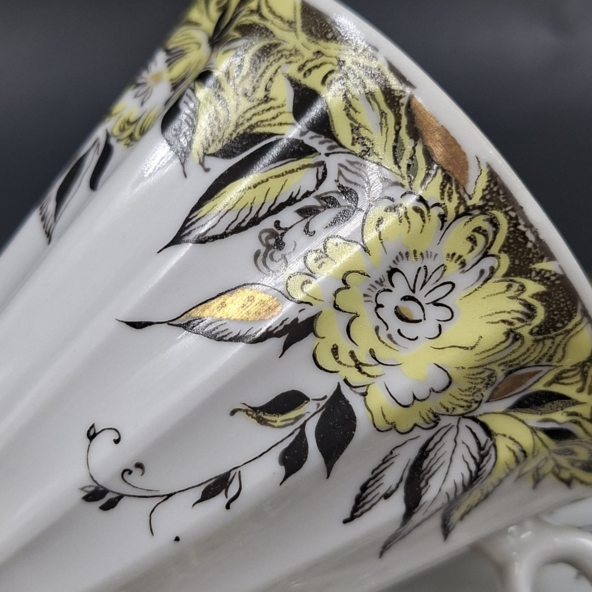 Пара чайная с декором в виде желтых цветов, форма "Лучистая", фарфор, деколь, золочение, Ленинградский фарфоровый завод (ЛФЗ), СССР, 1970-1992 гг.