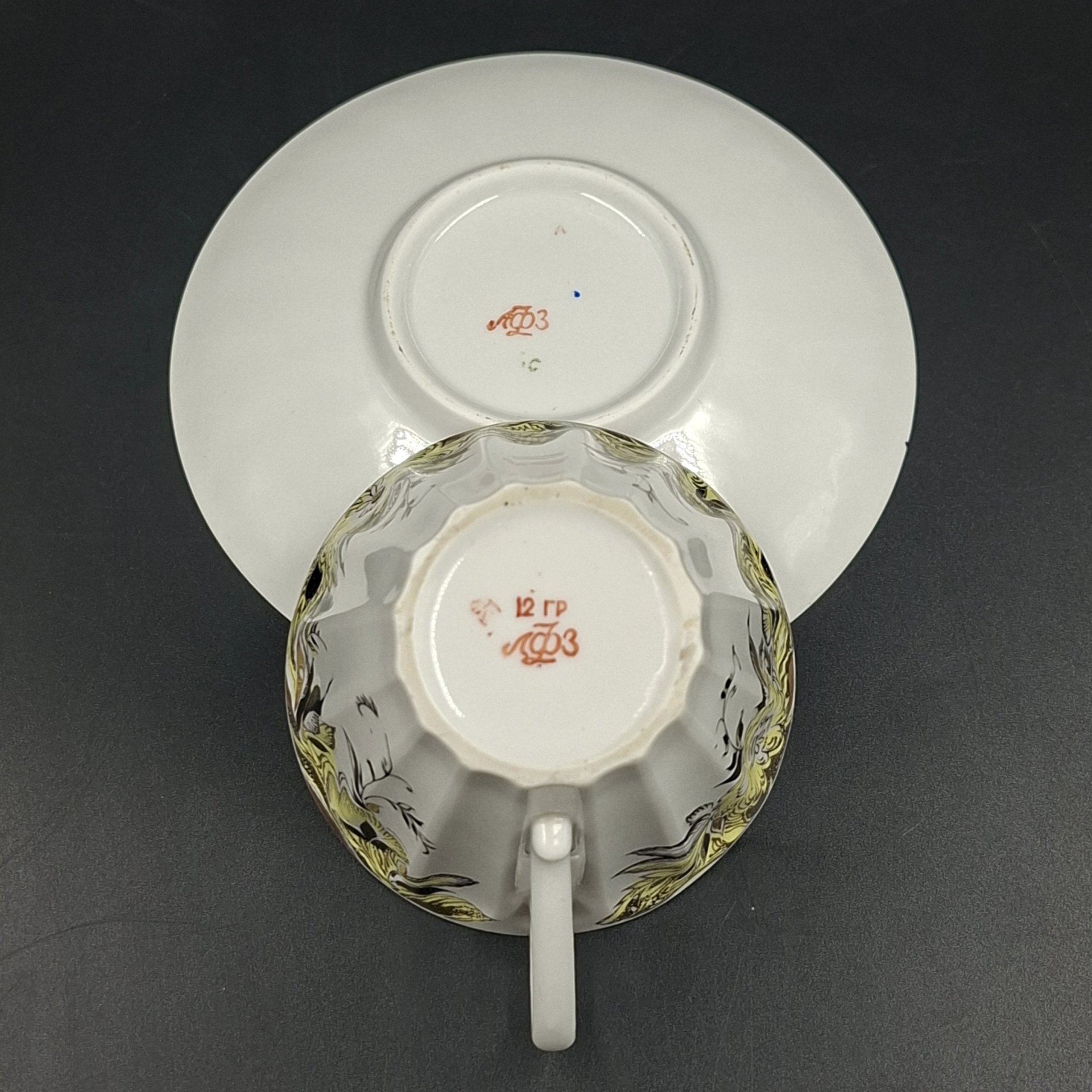 Пара чайная с декором в виде желтых цветов, форма "Лучистая", фарфор, деколь, золочение, Ленинградский фарфоровый завод (ЛФЗ), СССР, 1970-1992 гг.