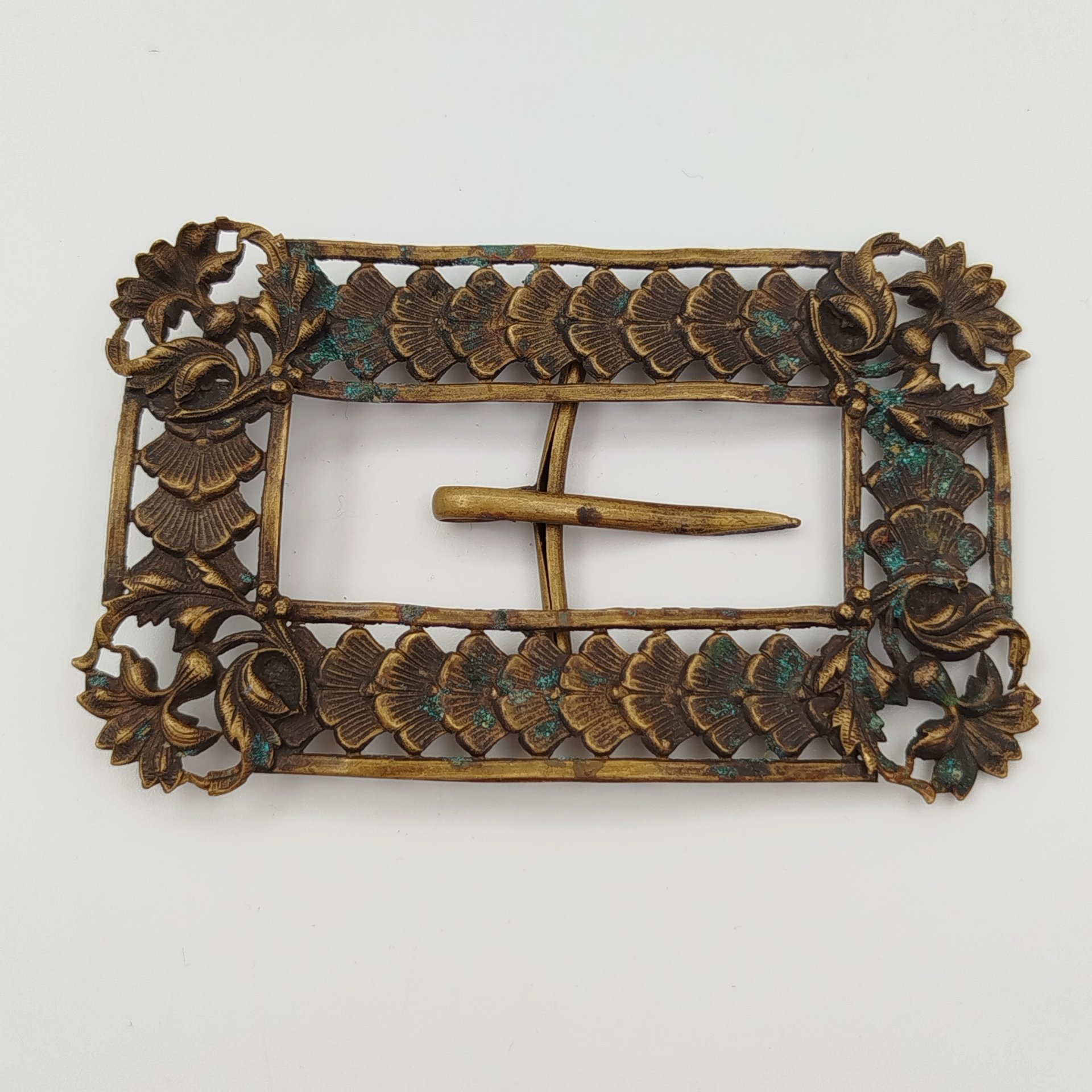 Пряжка женская поясная прямоугольной формы с растительным декором