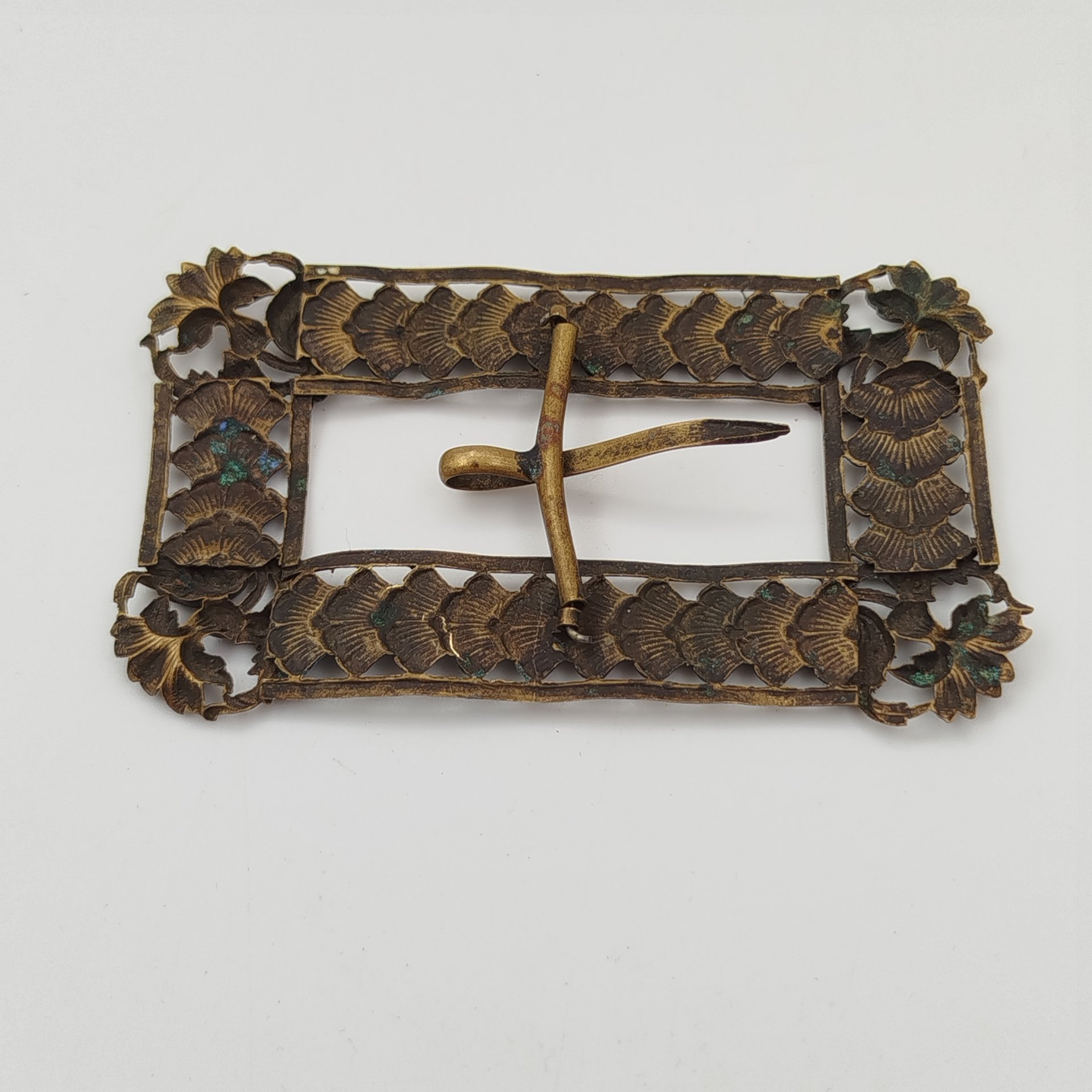 Пряжка женская поясная прямоугольной формы с растительным декором