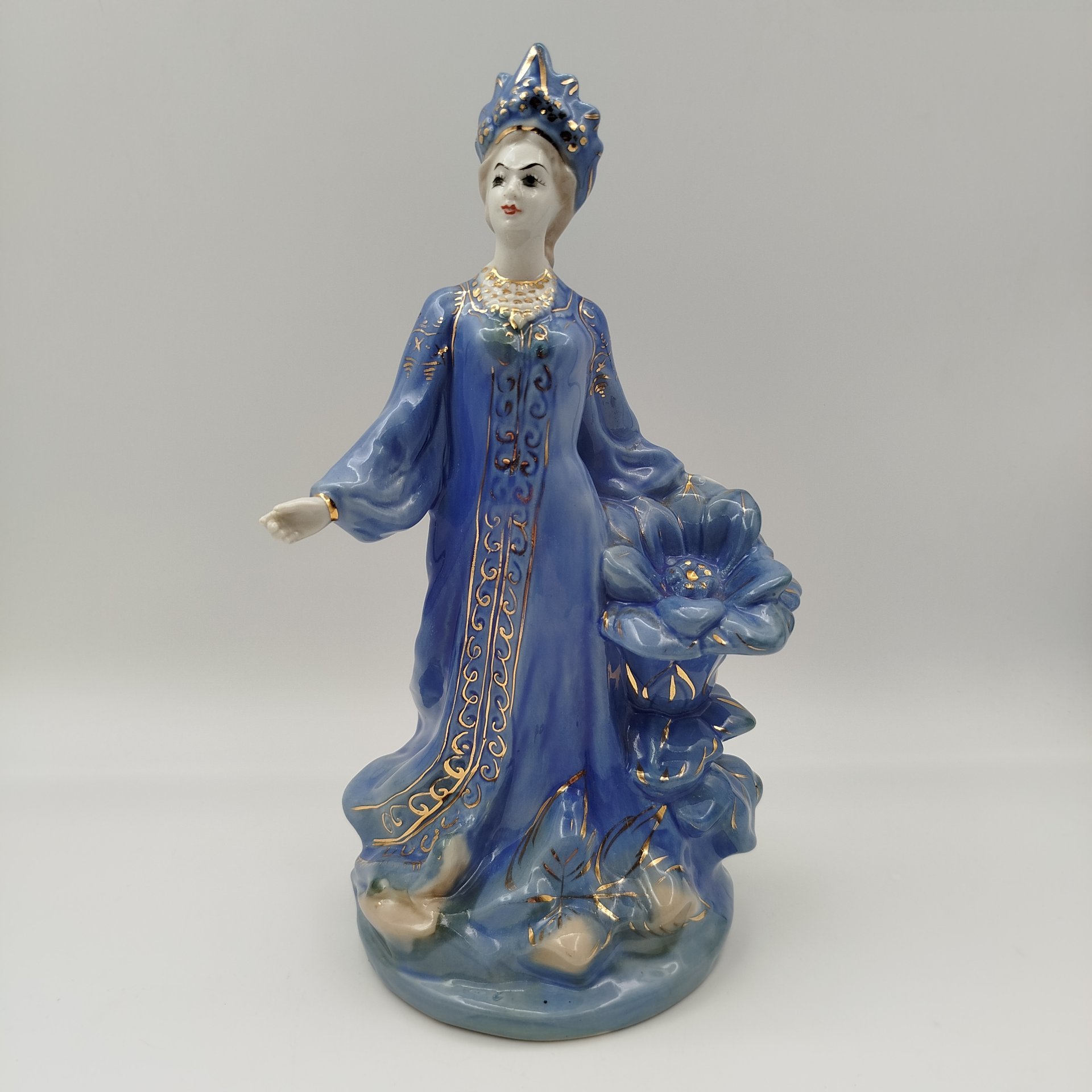 Статуэтка "Хозяйка медной горы", скульптор Л. Н. Шушканова, фарфор, роспись, золочение, Турыгинский фарфоровый завод артели «Художественная керамика» (Гжель), СССР, 1950-1960 гг.