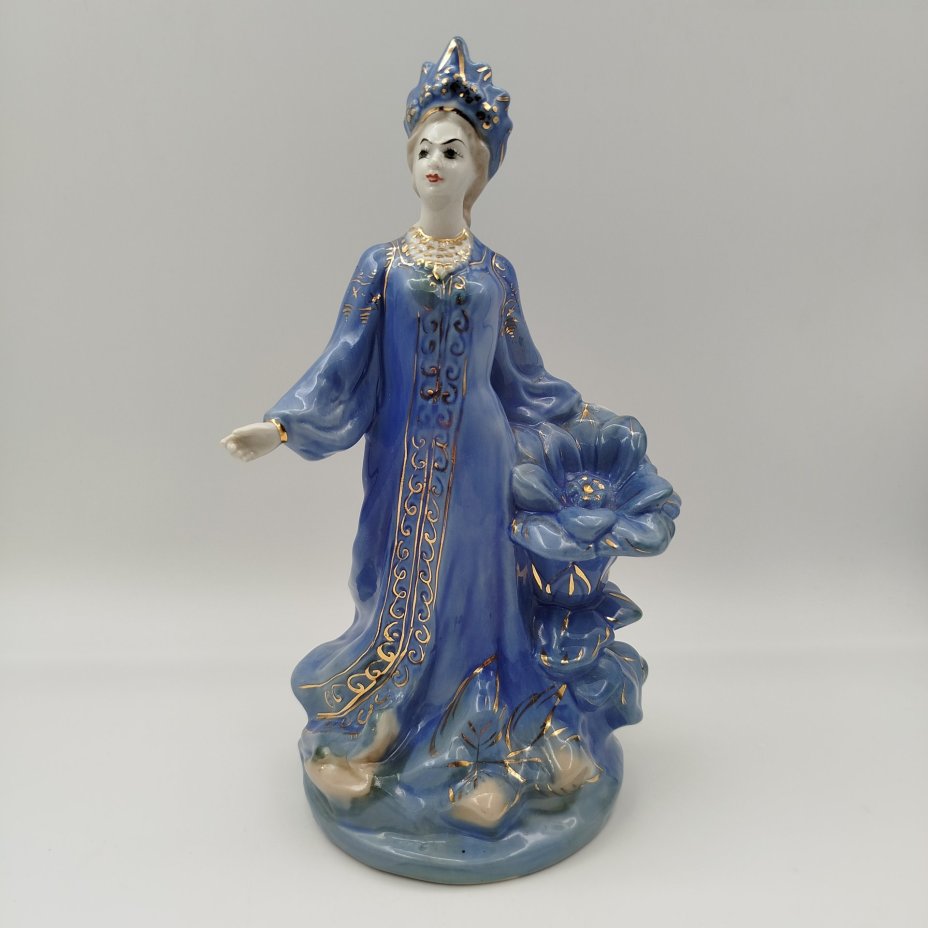 Статуэтка "Хозяйка медной горы", скульптор Л. Н. Шушканова, фарфор, роспись, золочение, Турыгинский фарфоровый завод артели «Художественная керамика» (Гжель), СССР, 1950-1960 гг.