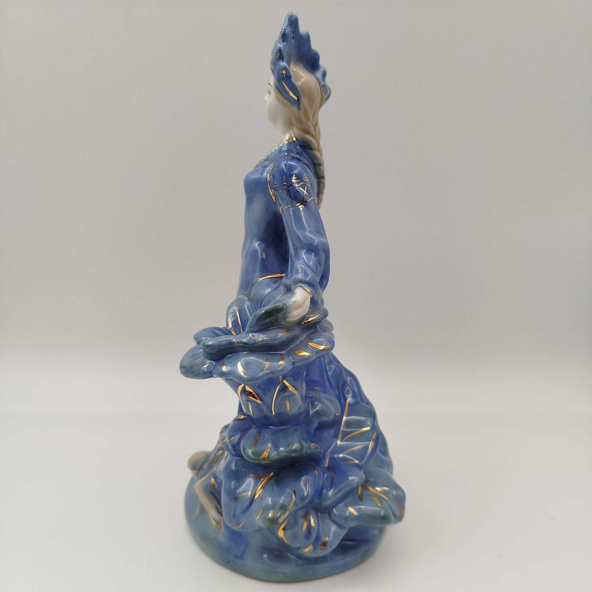 Статуэтка "Хозяйка медной горы", скульптор Л. Н. Шушканова, фарфор, роспись, золочение, Турыгинский фарфоровый завод артели «Художественная керамика» (Гжель), СССР, 1950-1960 гг.