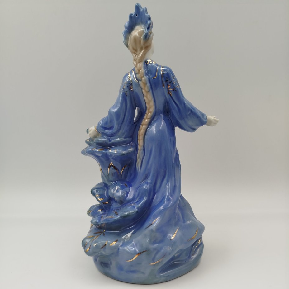 Статуэтка "Хозяйка медной горы", скульптор Л. Н. Шушканова, фарфор, роспись, золочение, Турыгинский фарфоровый завод артели «Художественная керамика» (Гжель), СССР, 1950-1960 гг.
