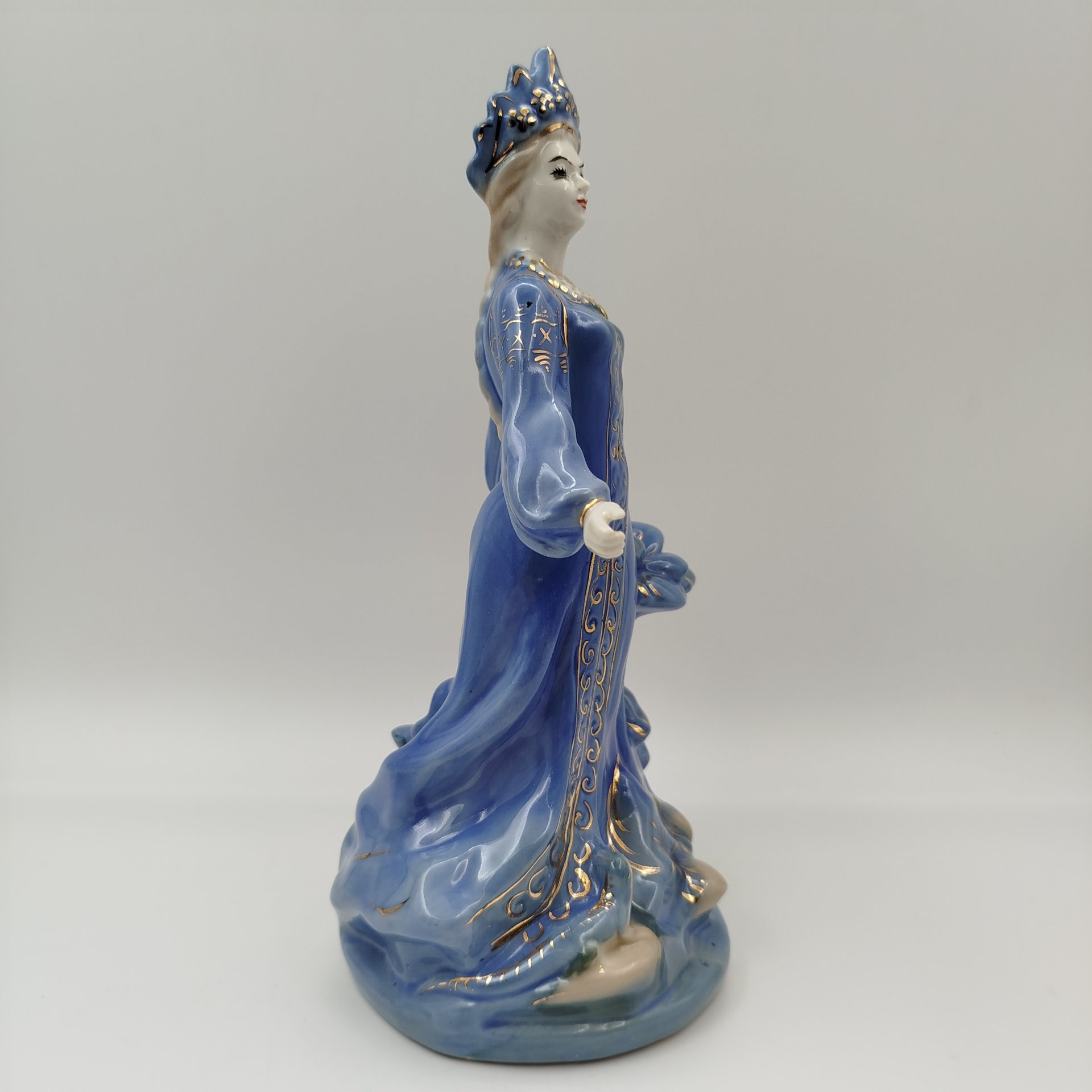 Статуэтка "Хозяйка медной горы", скульптор Л. Н. Шушканова, фарфор, роспись, золочение, Турыгинский фарфоровый завод артели «Художественная керамика» (Гжель), СССР, 1950-1960 гг.