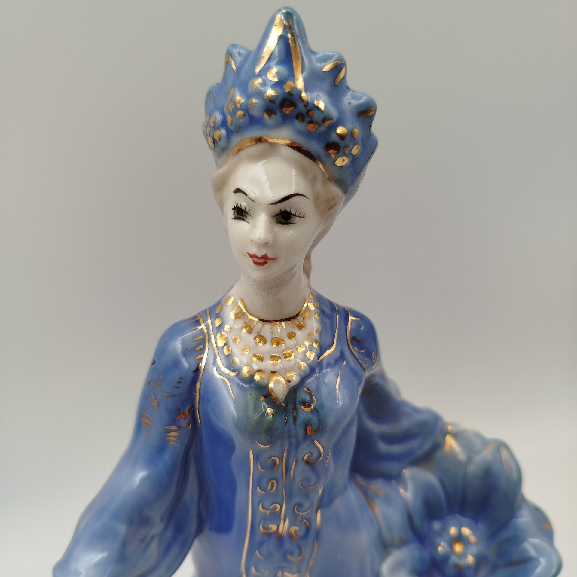 Статуэтка "Хозяйка медной горы", скульптор Л. Н. Шушканова, фарфор, роспись, золочение, Турыгинский фарфоровый завод артели «Художественная керамика» (Гжель), СССР, 1950-1960 гг.