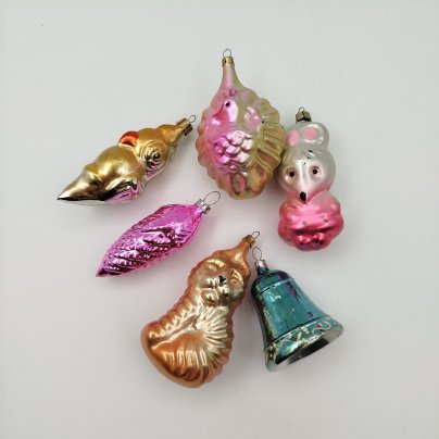 Набор из 6-ти ёлочных игрушек разной формы и размера ("Мышь", "Тигр", "Попугай", "Колокольчик", "Шишка", "Павлин"), стекло, роспись, металл, СССР, 1950-1970 гг.