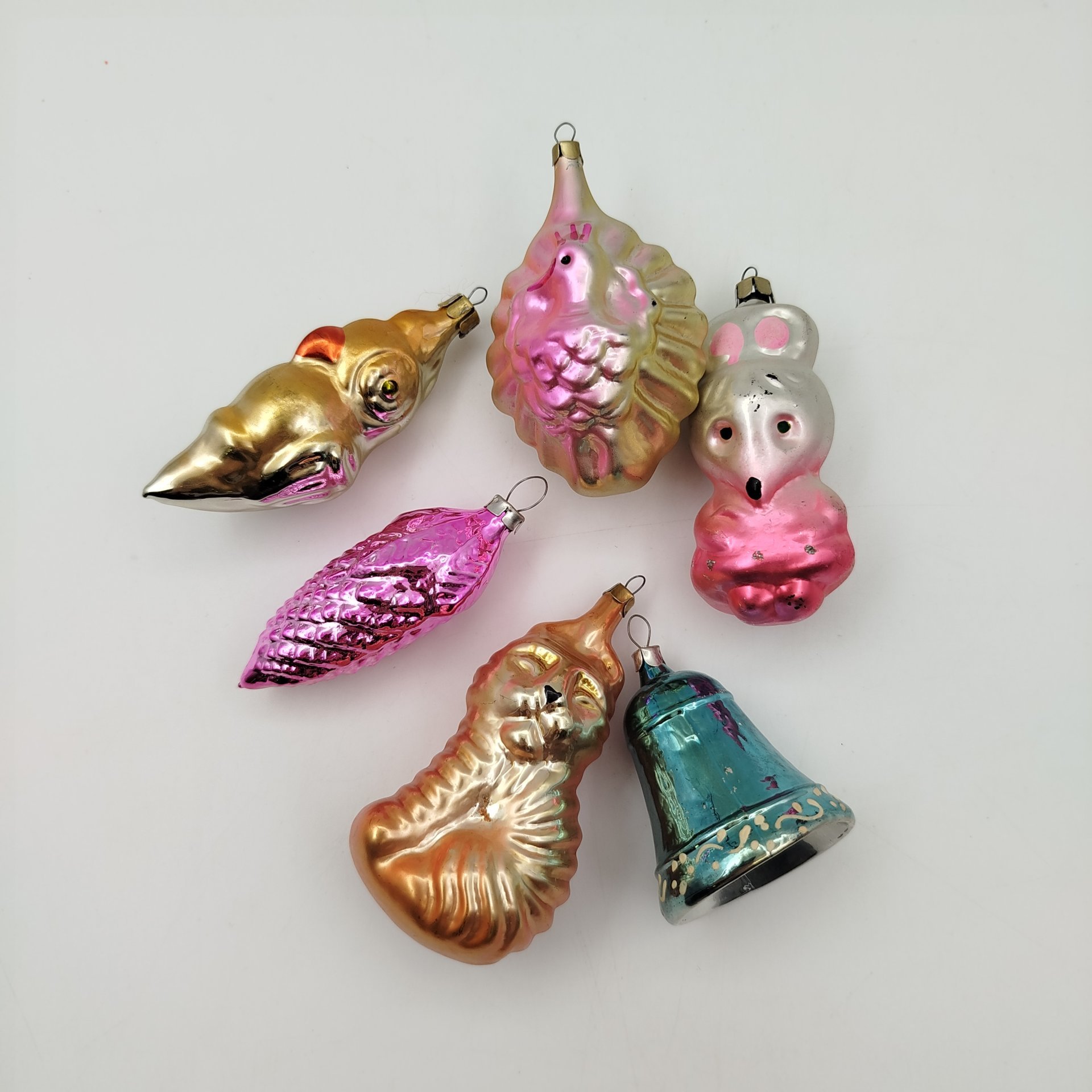 Набор из 6-ти ёлочных игрушек разной формы и размера ("Мышь", "Тигр", "Попугай", "Колокольчик", "Шишка", "Павлин"), стекло, роспись, металл, СССР, 1950-1970 гг.