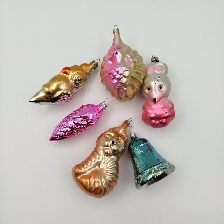 Набор из 6-ти ёлочных игрушек разной формы и размера ("Мышь", "Тигр", "Попугай", "Колокольчик", "Шишка", "Павлин"), стекло, роспись, металл, СССР, 1950-1970 гг.