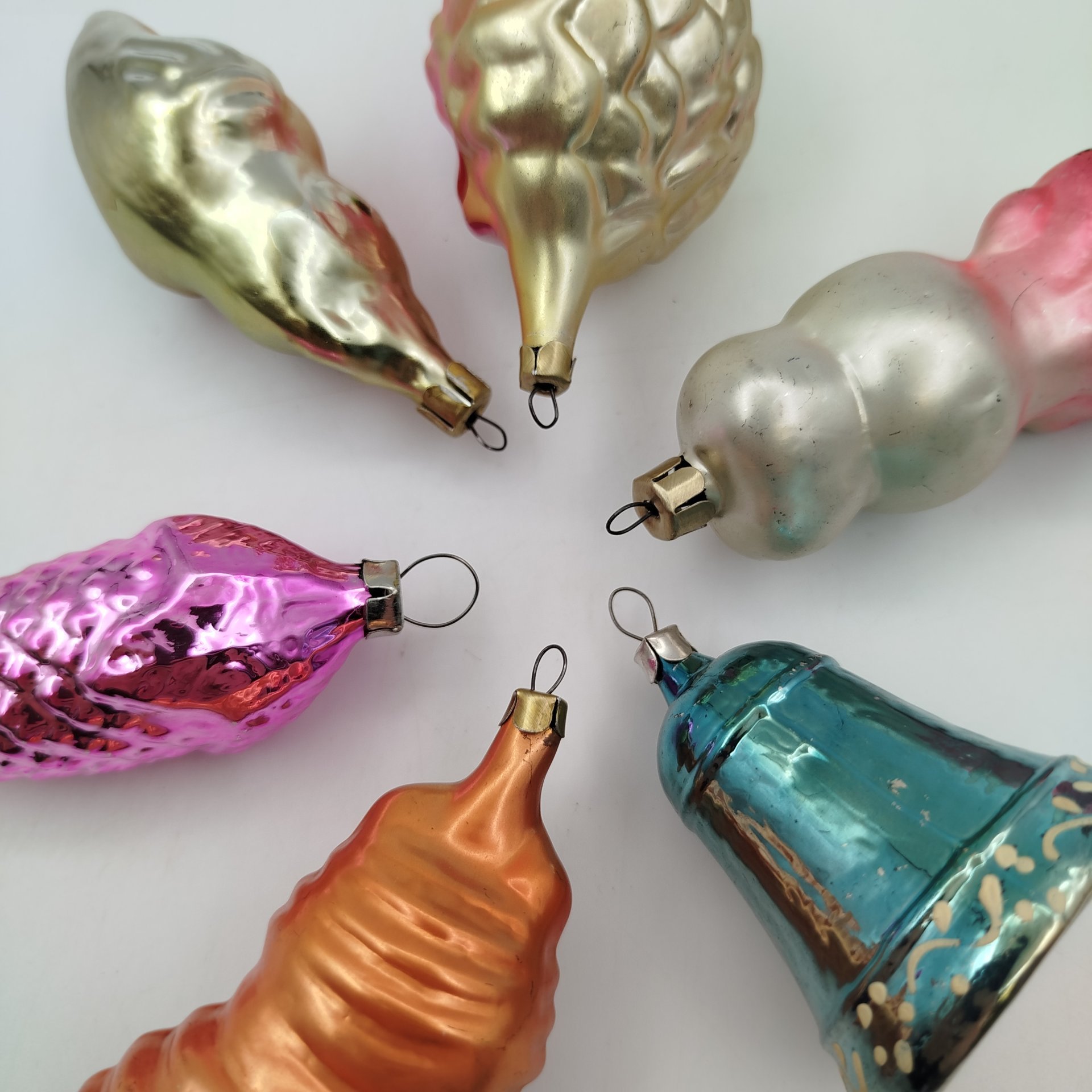 Набор из 6-ти ёлочных игрушек разной формы и размера ("Мышь", "Тигр", "Попугай", "Колокольчик", "Шишка", "Павлин"), стекло, роспись, металл, СССР, 1950-1970 гг.