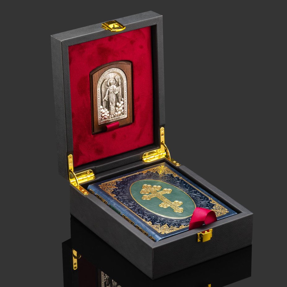 Подарочный набор "Молитвослов" с иконой Ангел Хранитель, бумага, кожаный переплет, тиснение, золочение, обрез с принтом; дерево, металл, серебрение; в подарочном коробе с бархатным ложеменом, обтянутом кожей и бархатной подарочной упаковке