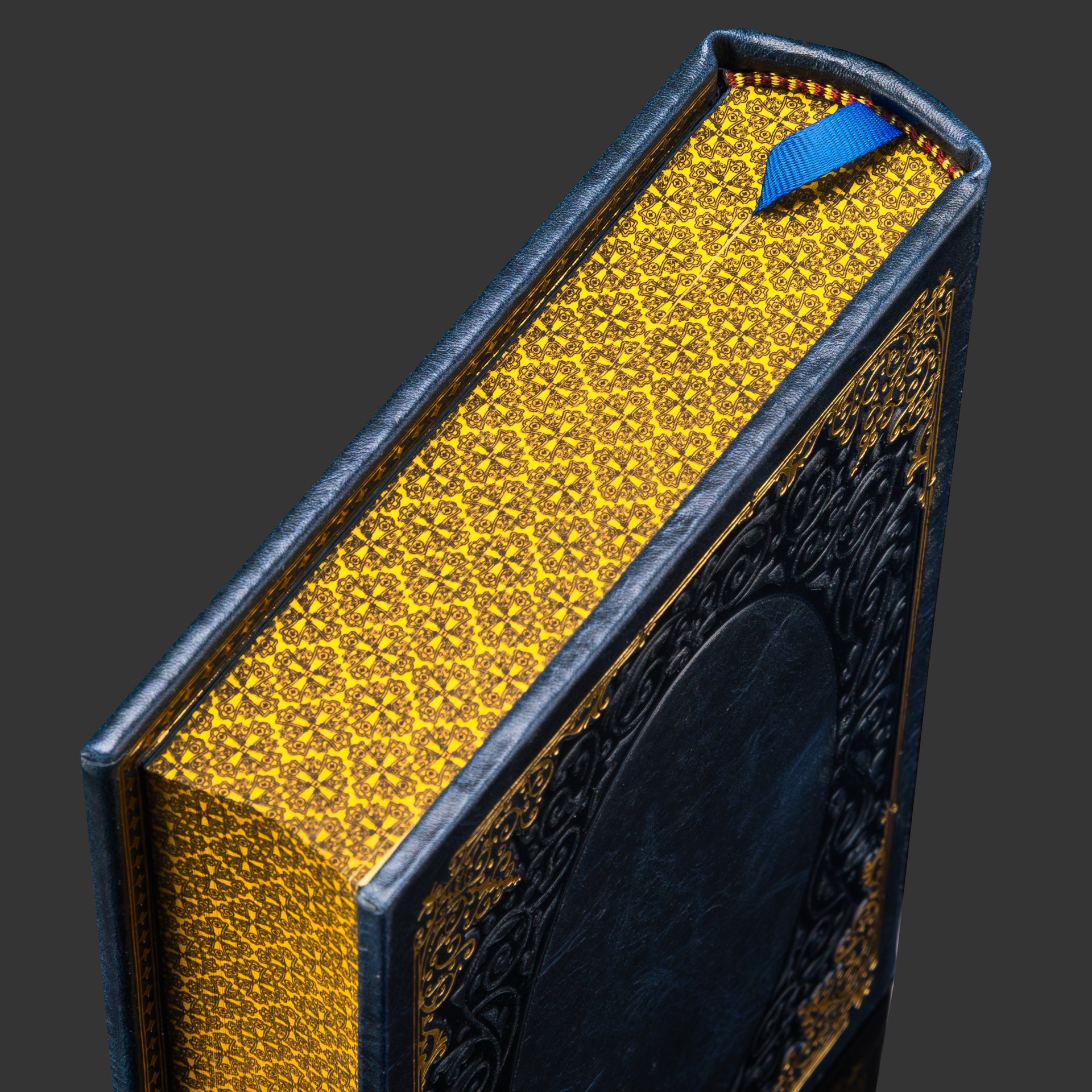 Подарочный набор "Молитвослов" с иконой Ангел Хранитель, бумага, кожаный переплет, тиснение, золочение, обрез с принтом; дерево, металл, серебрение; в подарочном коробе с бархатным ложеменом, обтянутом кожей и бархатной подарочной упаковке