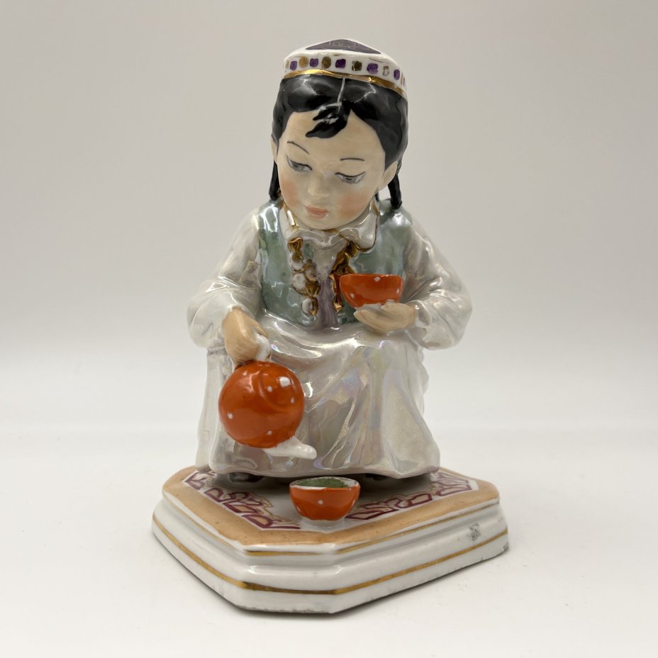 Статуэтка "Маленькая хозяйка" (Узбечка с чайником), скульптор О.М. Богданова, фарфор, роспись, люстр, золочение, Дулевский фарфоровый завод (Дулёво), СССР, 1952-1964 гг.