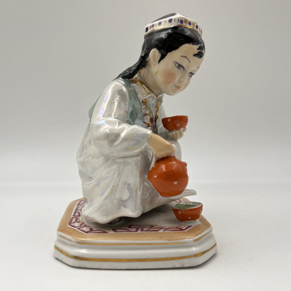 Статуэтка "Маленькая хозяйка" (Узбечка с чайником), скульптор О.М. Богданова, фарфор, роспись, люстр, золочение, Дулевский фарфоровый завод (Дулёво), СССР, 1952-1964 гг.