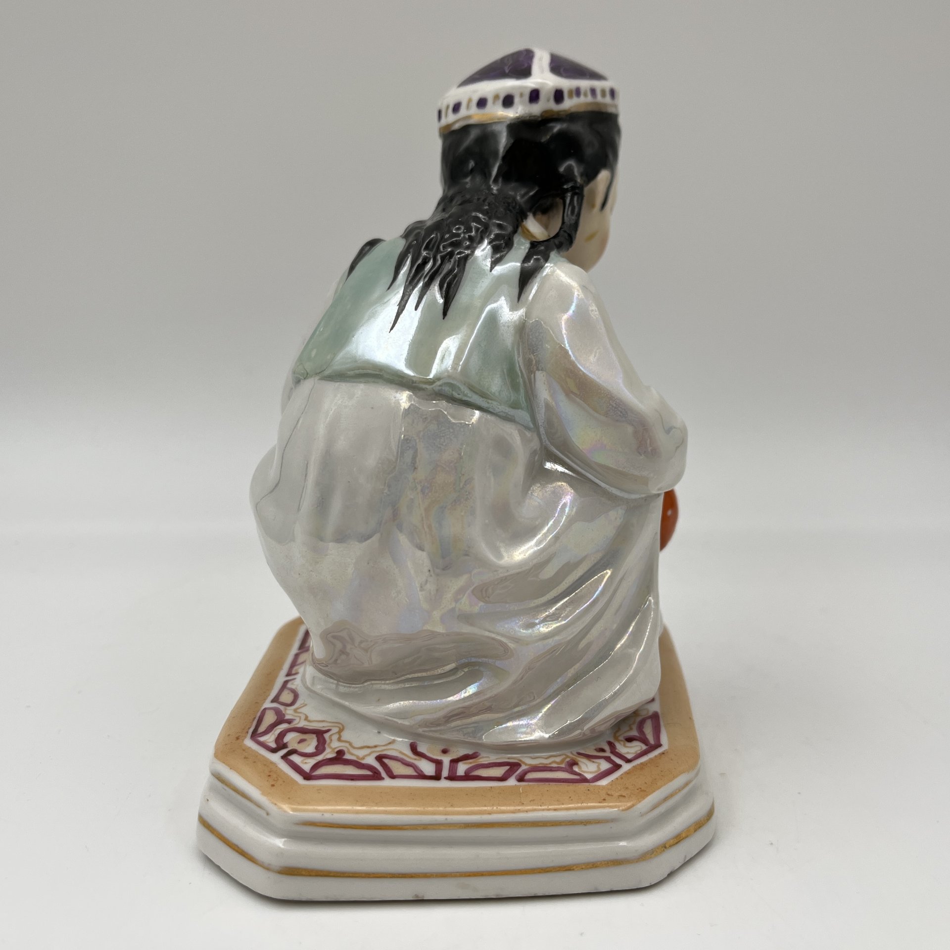 Статуэтка "Маленькая хозяйка" (Узбечка с чайником), скульптор О.М. Богданова, фарфор, роспись, люстр, золочение, Дулевский фарфоровый завод (Дулёво), СССР, 1952-1964 гг.