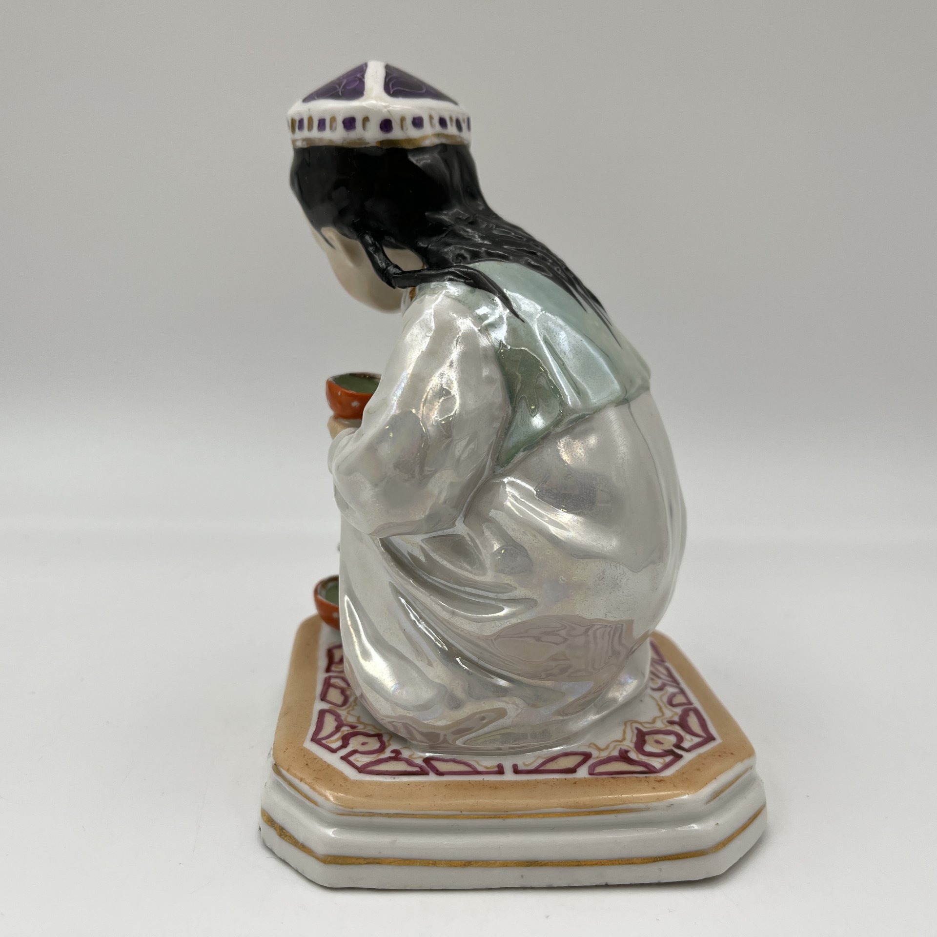 Статуэтка "Маленькая хозяйка" (Узбечка с чайником), скульптор О.М. Богданова, фарфор, роспись, люстр, золочение, Дулевский фарфоровый завод (Дулёво), СССР, 1952-1964 гг.