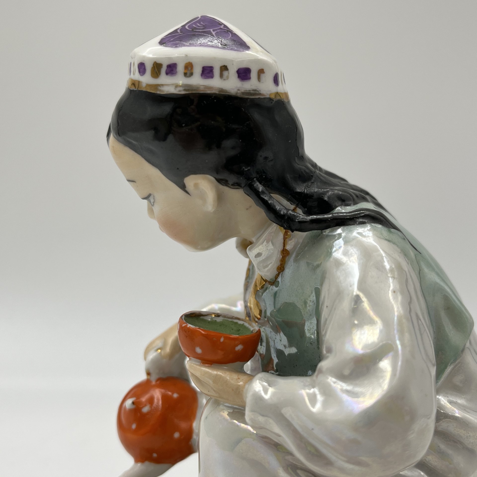 Статуэтка "Маленькая хозяйка" (Узбечка с чайником), скульптор О.М. Богданова, фарфор, роспись, люстр, золочение, Дулевский фарфоровый завод (Дулёво), СССР, 1952-1964 гг.