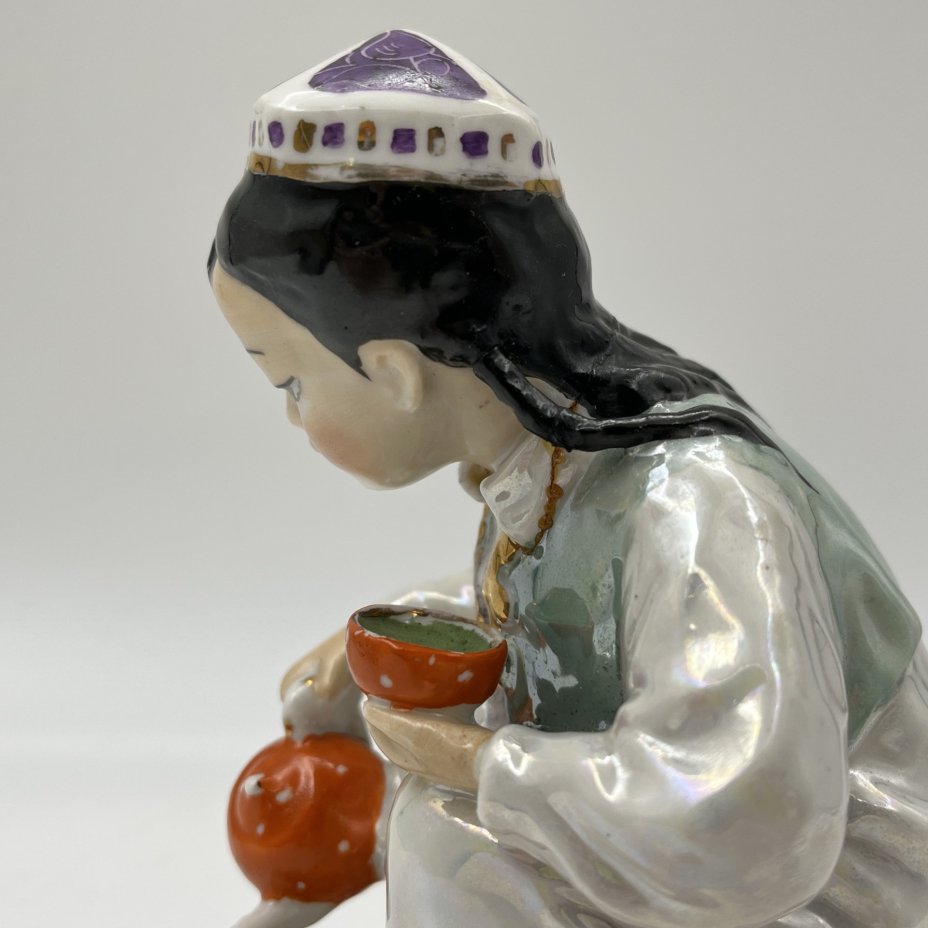 Статуэтка "Маленькая хозяйка" (Узбечка с чайником), скульптор О.М. Богданова, фарфор, роспись, люстр, золочение, Дулевский фарфоровый завод (Дулёво), СССР, 1952-1964 гг.