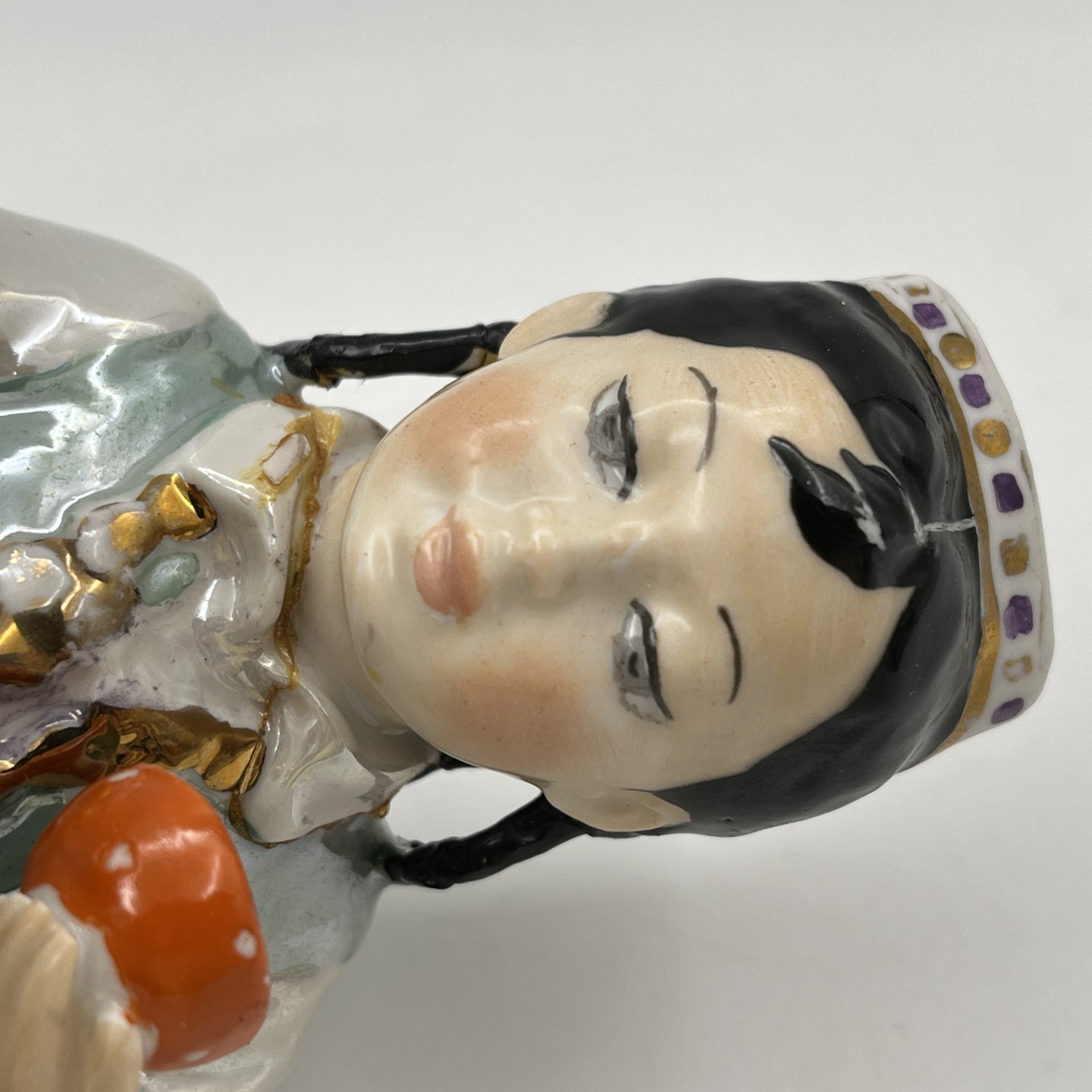 Статуэтка "Маленькая хозяйка" (Узбечка с чайником), скульптор О.М. Богданова, фарфор, роспись, люстр, золочение, Дулевский фарфоровый завод (Дулёво), СССР, 1952-1964 гг.