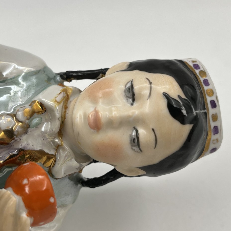Статуэтка "Маленькая хозяйка" (Узбечка с чайником), скульптор О.М. Богданова, фарфор, роспись, люстр, золочение, Дулевский фарфоровый завод (Дулёво), СССР, 1952-1964 гг.