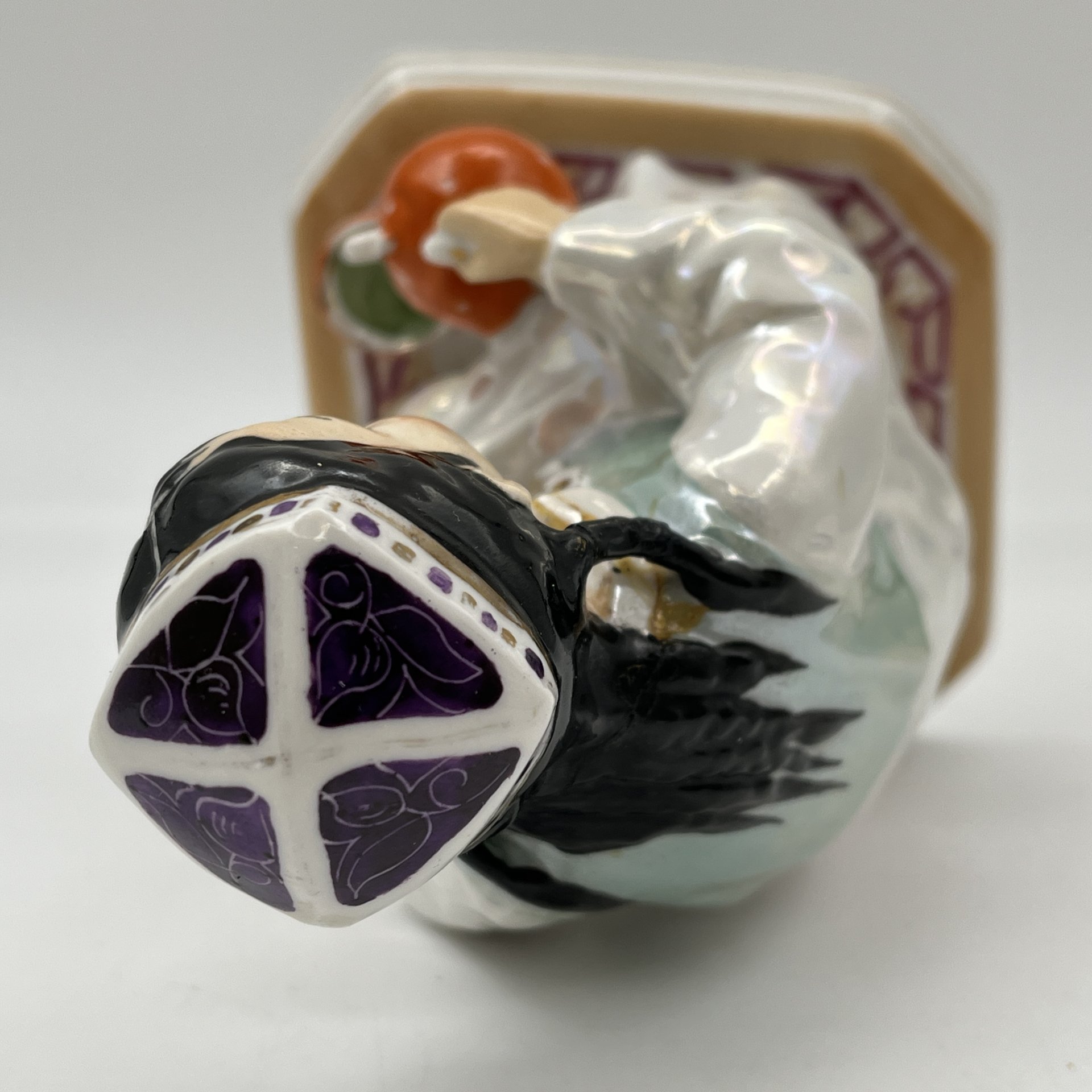 Статуэтка "Маленькая хозяйка" (Узбечка с чайником), скульптор О.М. Богданова, фарфор, роспись, люстр, золочение, Дулевский фарфоровый завод (Дулёво), СССР, 1952-1964 гг.